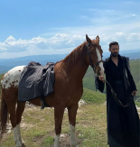 "SEDIMO NA PODU I PIJEMO KUVANU RAKIJU" Milan Vasić otkrio kako provodi praznike u porodičnom domu na Kosovu 