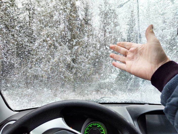 SAVRŠEN TRIK ZA LEDENE DANE Odmaglite auto lako i brzo - ne pravite uobičajenu grešku