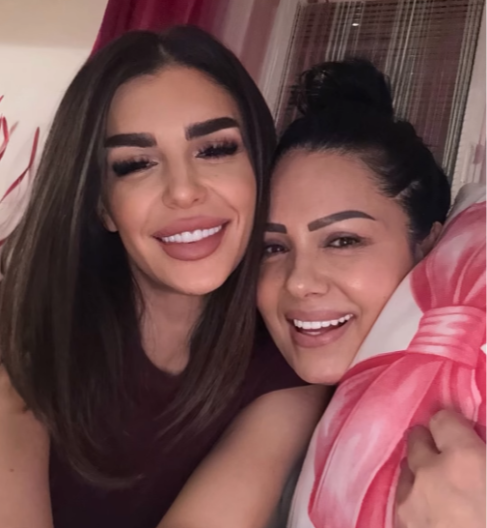 PRAZNIČNA IDILA U DOMU ZLATE PETROVIĆ Ena i Peja ne skidaju osmehe, a tu je i on! (FOTO)