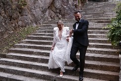 DVOSTRUKO SLAVLJE NA BOŽIĆ Pevačica puca od sreće, ovo je razlog 