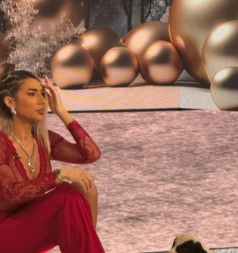 CRVENA ČIPKA I DEKOLTE Jovana Jeremić u jutarnji program dovela njega, veliko iznenađenje na Božić!