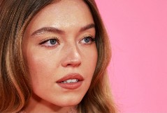 Ova žena ne prestaje da intrigira: Sidni Svini se slikala za poznati magazin, ali ovo nisu obične fotke