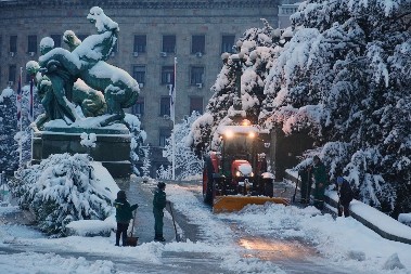 OVI LJUDI NE SMEJU DA ČISTE SNEG Lekari upozoravaju – rizik od infarkta i šloga je ogroman