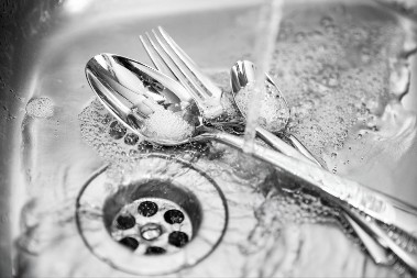 Nikakve hemikalije i slične stvari, samo ovo! Čisti odvod temeljno, skida sve, vodoinstalateri se dive ovom triku