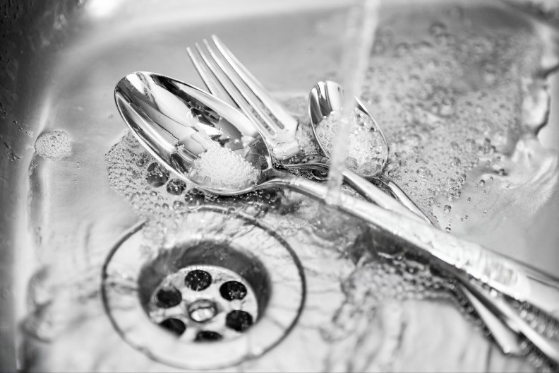 Nikakve hemikalije i slične stvari, samo ovo! Čisti odvod temeljno, skida sve, vodoinstalateri se dive ovom triku