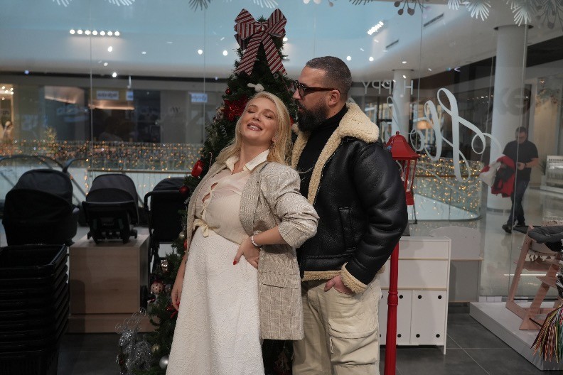 BOŽIĆ KAO IZ SNOVA Nikolina Kovač i Saša Kapor za treće dete napravili prazničnu čaroliju u domu!