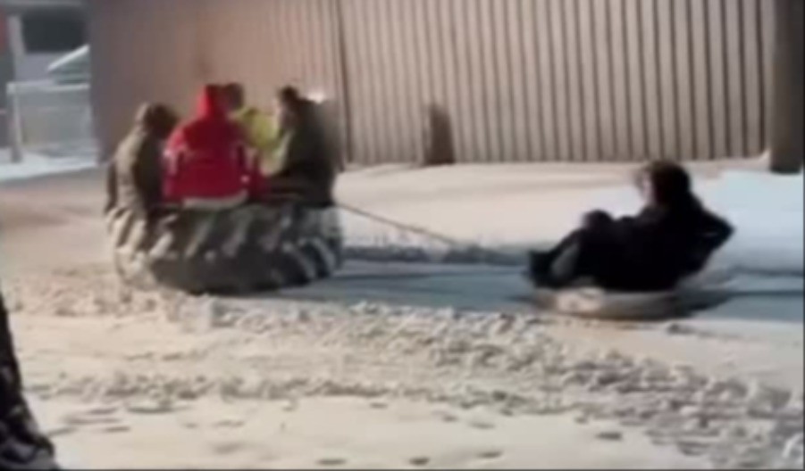 "A ŠTA MOŽE ZIMA MENI..." Najmlađi uživaju u zimskoj čaroliji širom Srbije: Snimak sankanja iz Bečeja će vas oduševiti