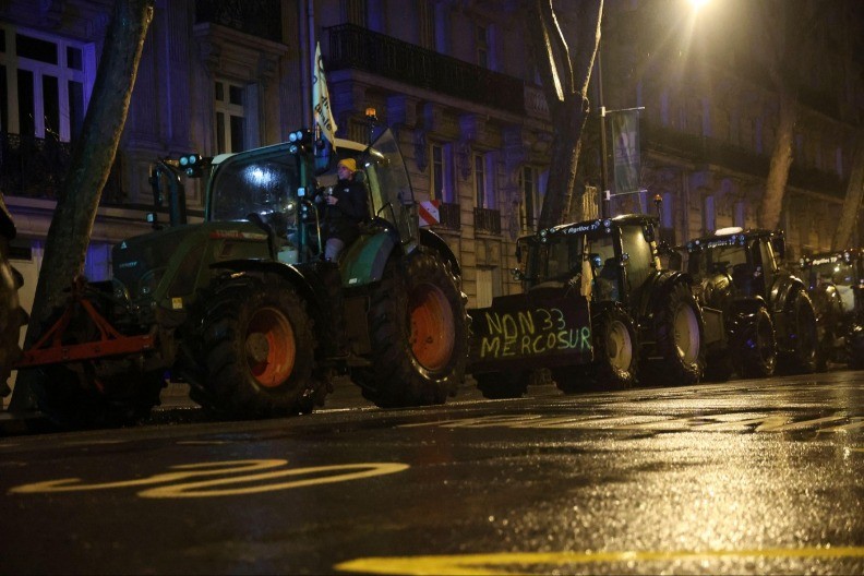 BLOKIRAN CENTAR PARIZA Desetine traktora u centru grada uprkos policijskoj zabrani