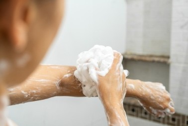 Pena za kupanje ili gel za tuširanje? Jedan od njih užasno isušuje kožu zimi