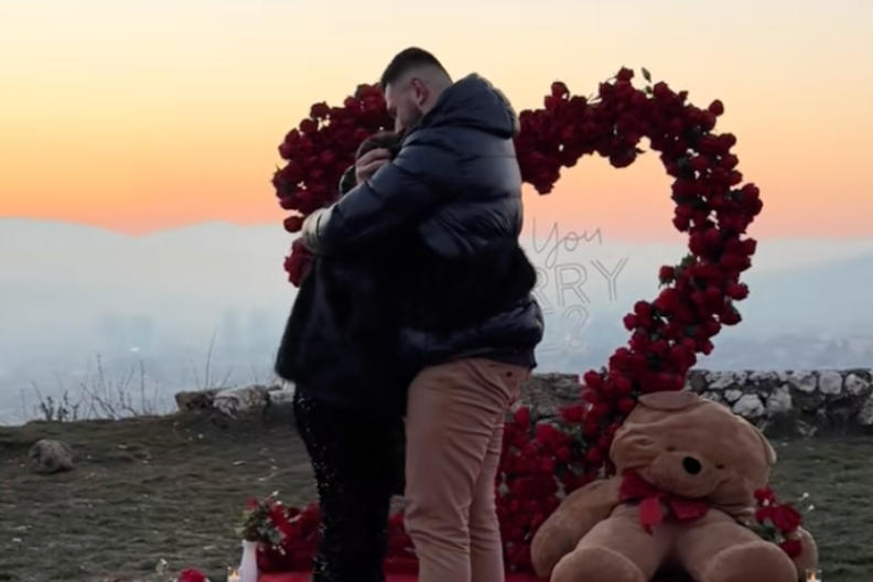 Tresla se, nije mogla da dođe sebi, pa rasplakala region: Prizor naterao svima suze na oči — "Ovo je najlepši snimak prosidbe što sam ikada videla"