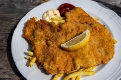 BEČKA ŠNICLA PO RECEPTU KAFANSKOG KUVARA Polizaćete i tanjir koliko je slasna