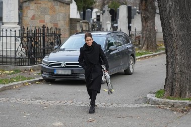 "VRAČALA MI JE DA MI BUDE LOŠE" Pevačica uznemirila javnost tvrdnjama: "Nosila je moje slike na groblje"