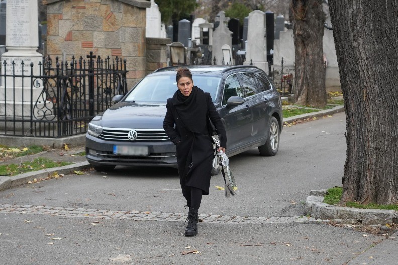 "VRAČALA MI JE DA MI BUDE LOŠE" Pevačica uznemirila javnost tvrdnjama: "Nosila je moje slike na groblje"