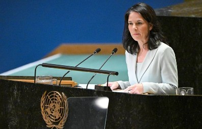 BERBOK SE SMEJU I U NEMAČKOJ "Šta si pričala do juče za Kosovo?"