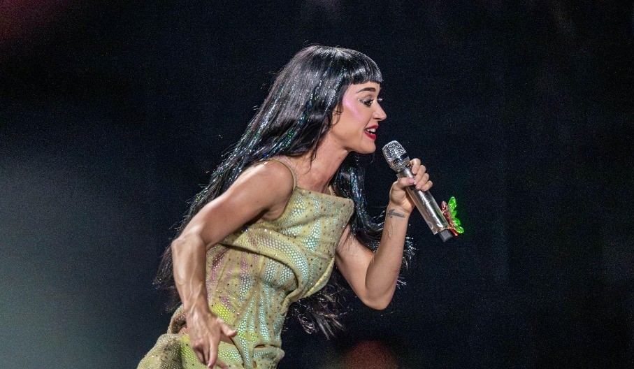 Pevačica ljubi političara na plaži: Pokazali kako su proveli praznike, sve pršti od romantike!