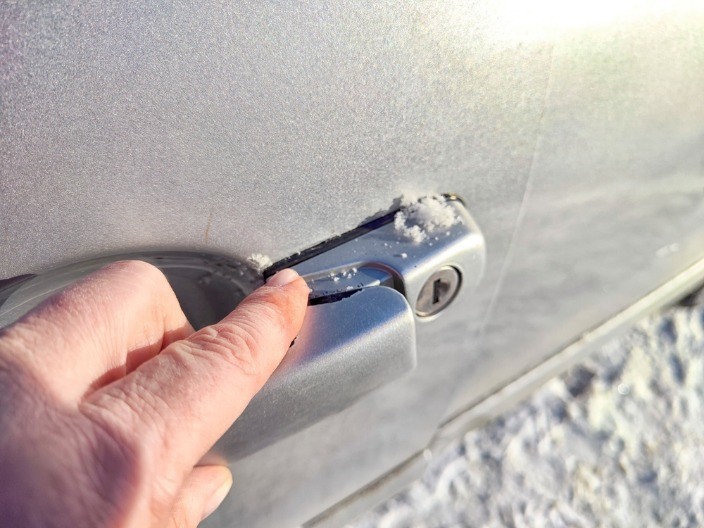 Zaleđena vrata i brave na velikom minusu - Greške koje vozače mogu skupo da koštaju