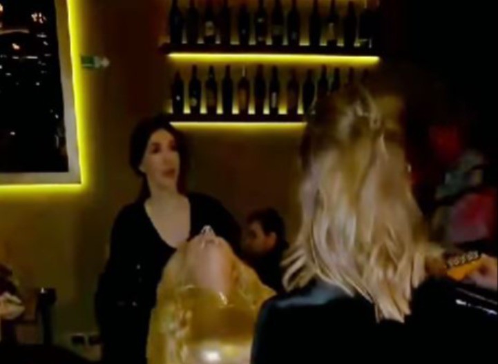 NAKON RAZVODA UHVAĆENA U OVAKVOM IZDANJU Pevačica prekinula brak posle 8 godina, evo sa kim je sada (VIDEO) 