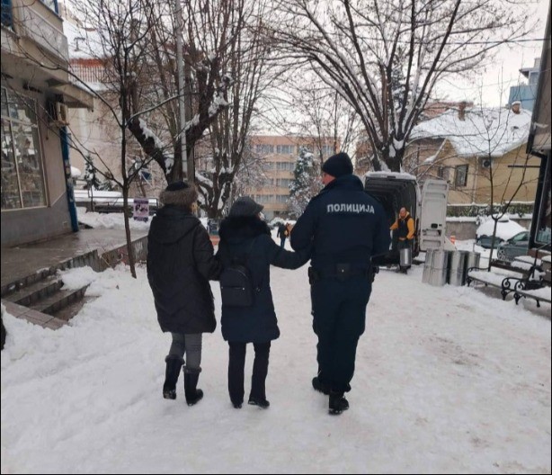  UVEK ZA NAROD Policija i vatrogasci našli se građanima u nevolji (FOTO)