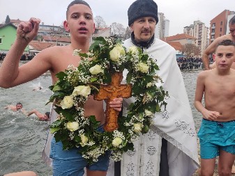 STRAHINJA  (13) PRVI PUT ZAPLIVAO ZA ČASNI KRST I OSVOJIO GA! Pripadnici MUP-a u Užicu poslali emotivnu poruku: "Mi smo danas tu zbog tebe" (FOTO/VIDEO)