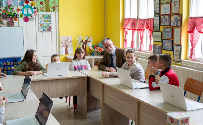 MINISTAR RISTIĆ URUČIO PRENOSIVE RAČUNARE UČENICIMA U IZDVOJENOM ODELJENJU LJIŠKE OSNOVNE ŠKOLE ''SAVA KERKOVIĆ'' U KADINOJ LUCI