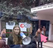 SKANDAL! AKTIVISTA ĐILASOVE STRANKE BLOKIRA ŠKOLE U NOVOM SADU U KOJE UOPŠTE NE IDE! (FOTO)