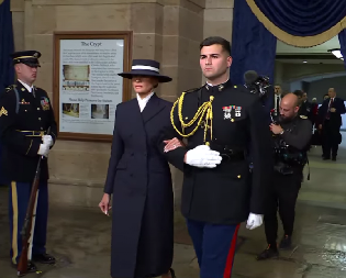 MELANIJIN MODNI PROMAŠAJ? Dva detalja ni u ludilu nije smela da nosi