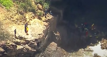 SLETEO JE U PROVALIJU SA VISINE OD 20 METARA, ŽENA SVE GLEDALA Kad su ga videli, spasioci se umalo onesvestili od šoka! (VIDEO)