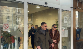 JOVANA LJUBISAVLJEVIĆ IZAŠLA IZ PORODILIŠTA! Sakrila lice, a Bogdan je drži za ruku (FOTO/VIDEO)