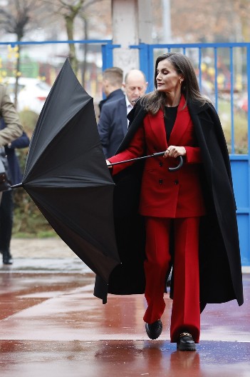 MOMENTALNO SUŽAVA STRUK, VIZUELNO IZDUŽUJE FIGURU, MA DA PADNETE U NESVEST Odelo kraljice Leticije nikada nije izgledalo lepše, a pristaje samo najsmelijim ženama