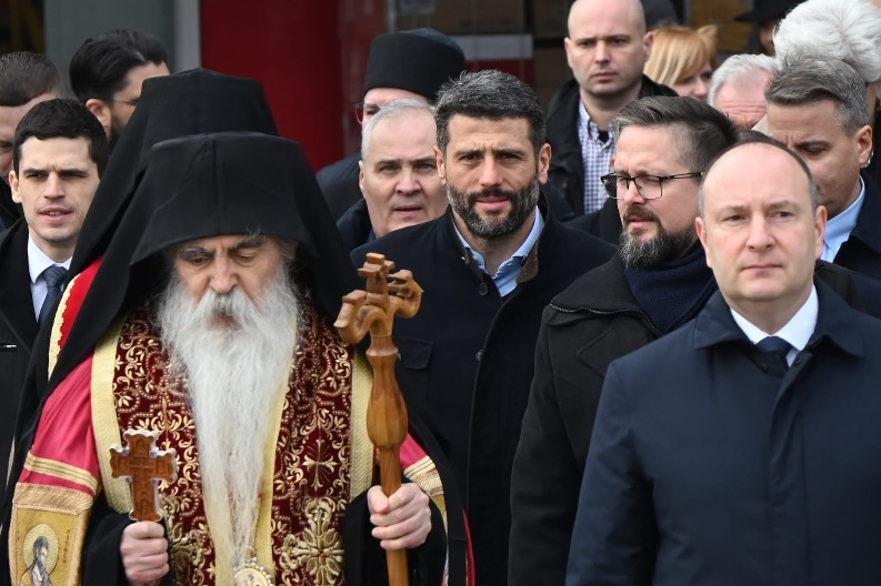 EMOTIVNA CEREMONIJA U NOVOM SADU: Aleksandar Šapić položio venac za žrtve pogroma 1942. godine (FOTO)