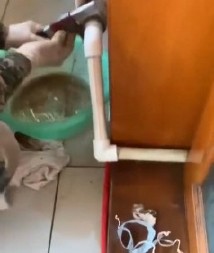 ČOVEK UHVATIO KLEŠTA DA POPRAVI RADIJATOR, PA GORKO ZAŽALIO Situacija se pretvorila u totalni haos, dan mu je upropašćen u sekundi! (VIDEO)