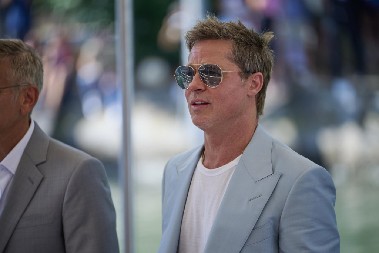 SEDA KOSA I BRKOVI, NAOČARAMA KRIJE LICE Bred Pit u totalno drugačijem izdanju nakon razvoda od Anđeline, svi se pitaju gde je nestao frajer