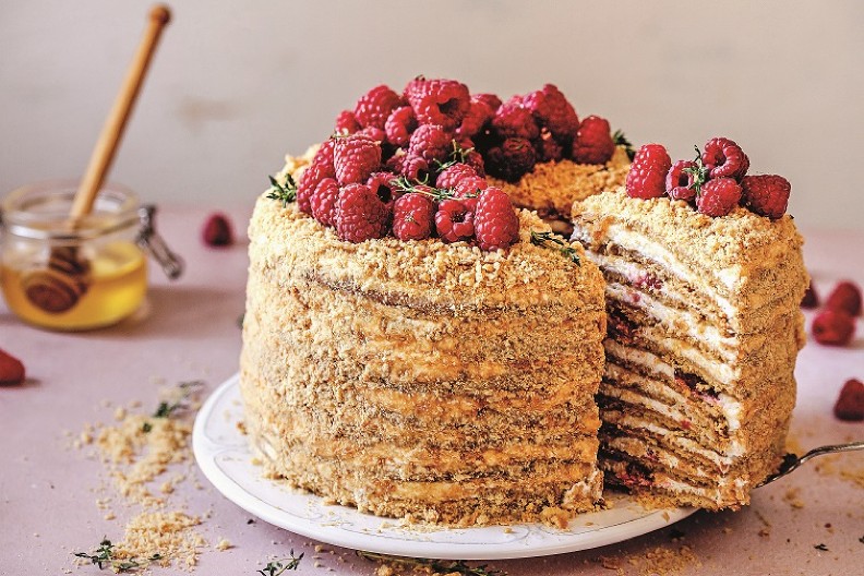 RUSKA TORTA KOJA JE OSVOJILA DOMAĆICE U SRBIJI Napravite Medovik i svekrva će vam pozavideti