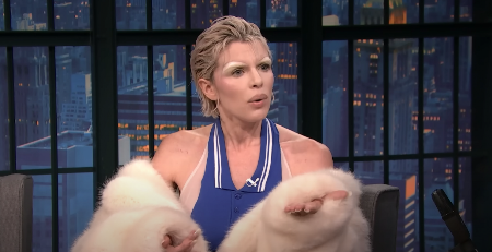 MAJONEZ U TORBI, A TEK CIPELE KAD VIDITE Džulija Foks frapirala svet pojavom u emisiji, voditelj ostao bez teksta kada je sela na kauč