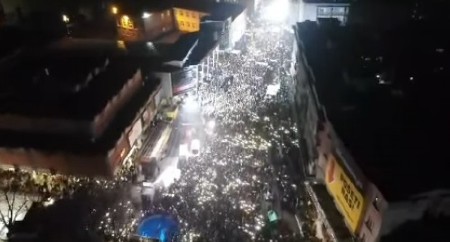 VUČIĆ UPRAVO POSLAO NOVU VIDEO-PORUKU Nepregledan okean ljudi na skupu u Jagodini: Najveća čast na svetu je biti vaš predsednik!