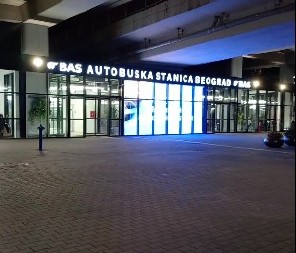 DRAMA NA BEOGRADSKOJ AUTOBUSKOJ STANICI Dečak oteo ženi novčanik pa krenuo da beži, zahvaljujući momcima usledio filmski preokret!