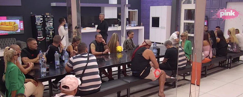 UŽIVO U PROGRAMU PRIZNALA DA SE BAVI PROSTITUCIJOM! Udala se sa 15 godina i rodila ćerku, a onda šokirala javnost: "Jedan mi dao 1.000 evra..."