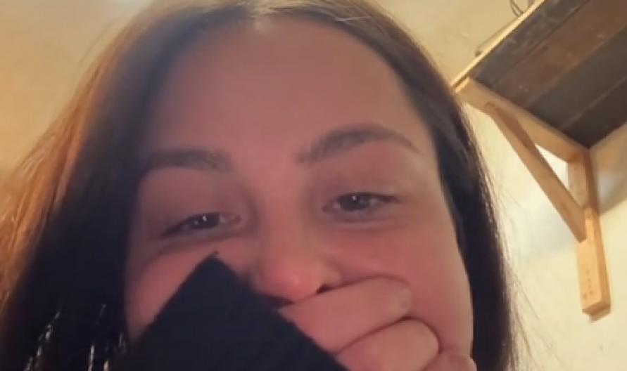 KADA SU MI SE PODERALE FARMERKE, ZNALA SAM KO ĆE MI POMOĆI Ona se odmah bacila na posao, a ovaj detalj nisam očekivala