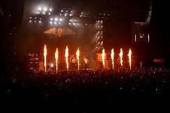 BILO MU VRUĆE, PA SE SKINUO Pevač nosio samo osmeh dok je pozirao na jahti, jedan deo tela uspešno sakrio, a drugi...