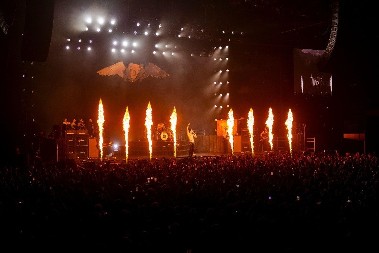 BILO MU VRUĆE, PA SE SKINUO Pevač nosio samo osmeh dok je pozirao na jahti, jedan deo tela uspešno sakrio, a drugi...