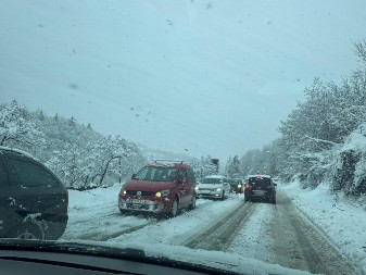 VOZAČI SE ZAGLAVILI U SNEGU, DRUGI DOLAZILI DA IH ŠLEPAJU Jaka mećava napravila probleme u saobraćaju kod Nove Varoši