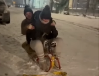 HOROR KOD KRALJEVA: Jeziv snimak kada automobil GAZI tinejdžerke koje su pale sa sanki (VIDEO)