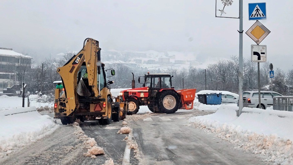 EVAKUISANO 37 LJUDI Ledeni talas napravio vanrednu situaciju u 11 mesta u Srbiji