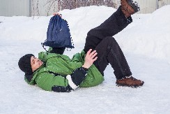 OKLIZNULI STE SE I PALI NA LEDU? Evo kako da znate da li je povreda ozbiljna