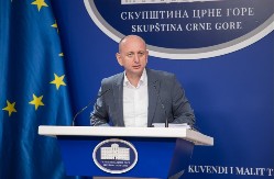 NE SLUŠAM DŽUKELE, HIJENE I ŠAKALE Milan Knežević, lider DNP, posle hapšenja u Botunu