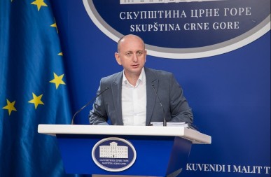 NE SLUŠAM DŽUKELE, HIJENE I ŠAKALE Milan Knežević, lider DNP, posle hapšenja u Botunu