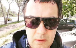 NAŠ MUZIČAR SLOMIO NOGU Zabrinuo javnost, predstoji mu dug oporavak!