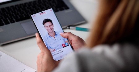 „Ne idem na kafu na prvom sastanku“: Devojka izazvala rat na internetu, ljudi se danima svađaju ko je u pravu!