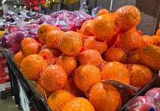Zašto se pomorandže prodaju u crvenoj mrežici? To nije slučajnost, već dobro smišljen trik!