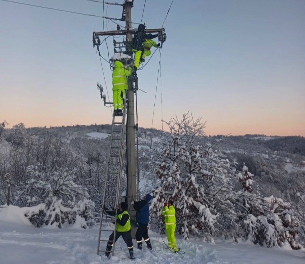 OVI HEROJI SPASAVAJU SRBIJU Monteri po mećavi rizikuju svoje živote da bi pomogli ljudima, IVANJICA DOBILA STRUJU